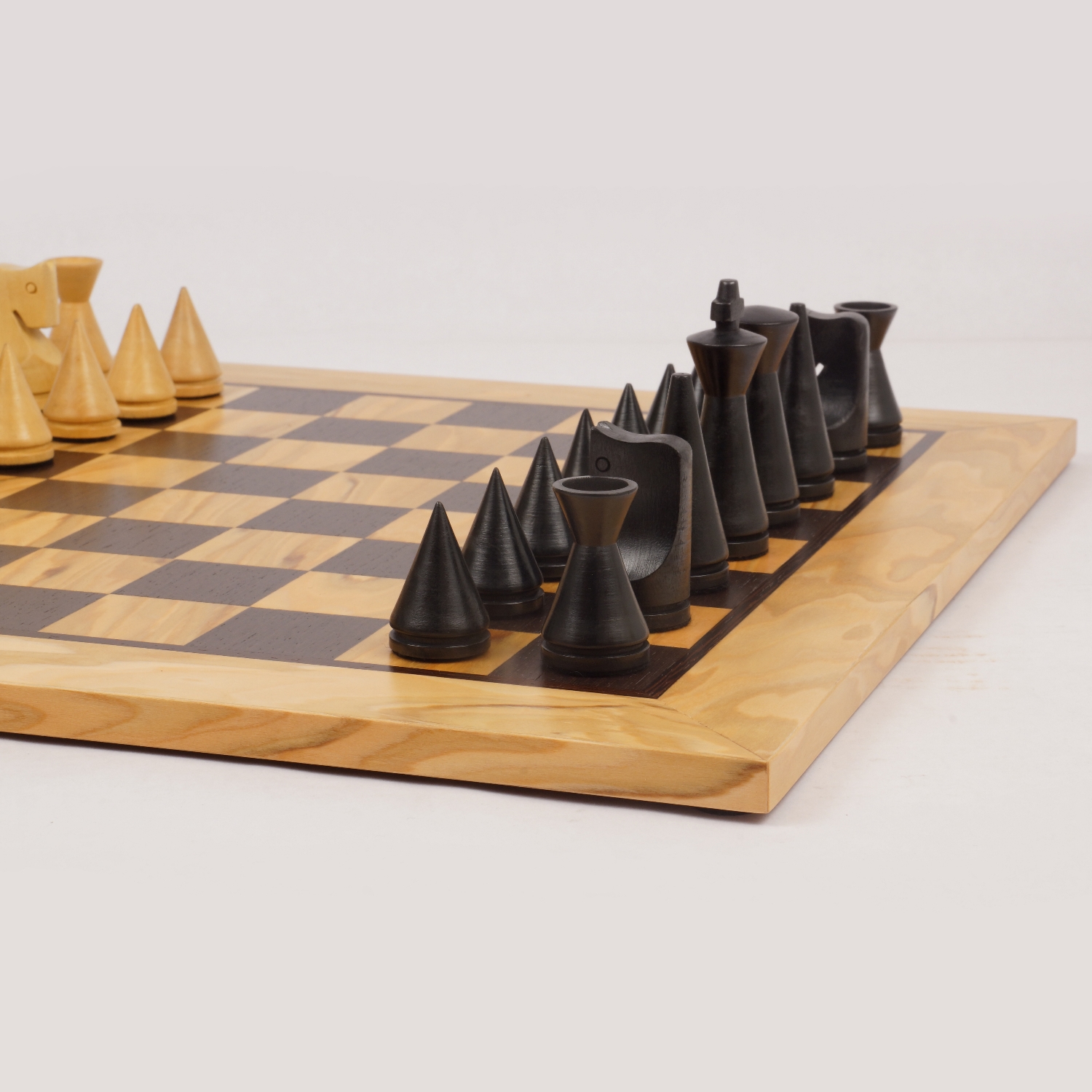 ARNO - 4.75 Chess Set with Black and White Board